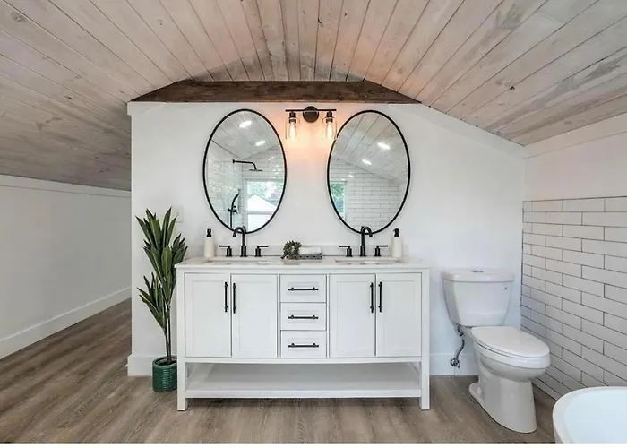 Midtown Masterpiece,hot Tub, Bath - Hvnlyhomes