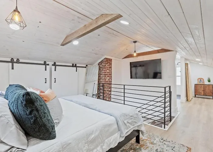 Midtown Masterpiece,hot Tub, Bath - Hvnlyhomes