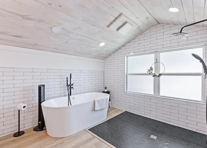 Holiday home Midtown Masterpiece,hot Tub, Bath - Hvnlyhomes *