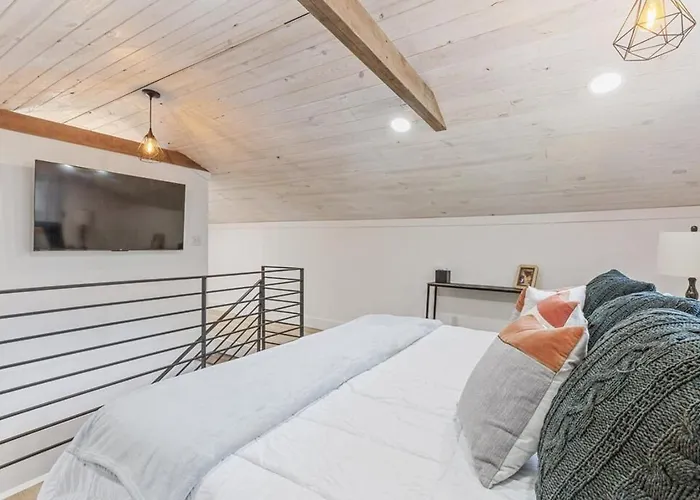 Midtown Masterpiece,hot Tub, Bath - Hvnlyhomes Holiday home *