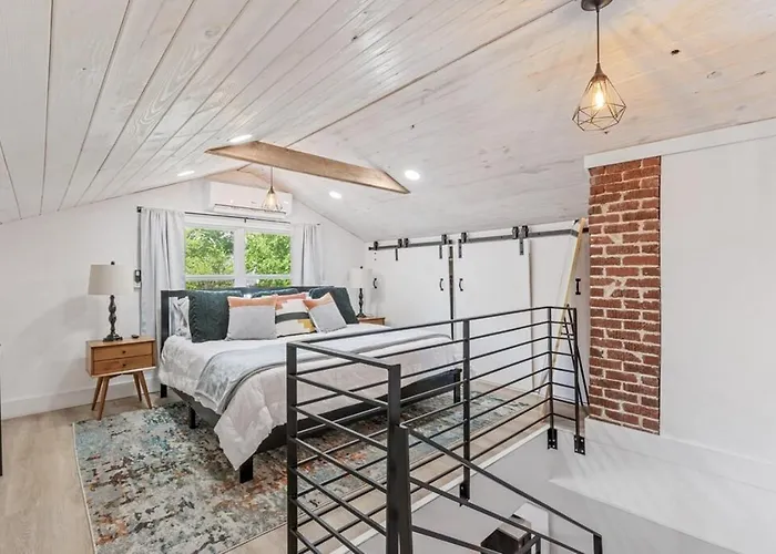 Midtown Masterpiece,hot Tub, Bath - Hvnlyhomes