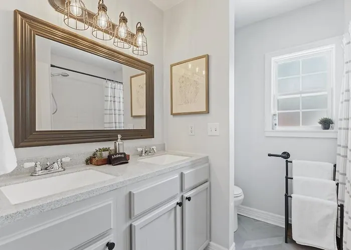 Midtown Masterpiece,hot Tub, Bath - Hvnlyhomes Holiday home